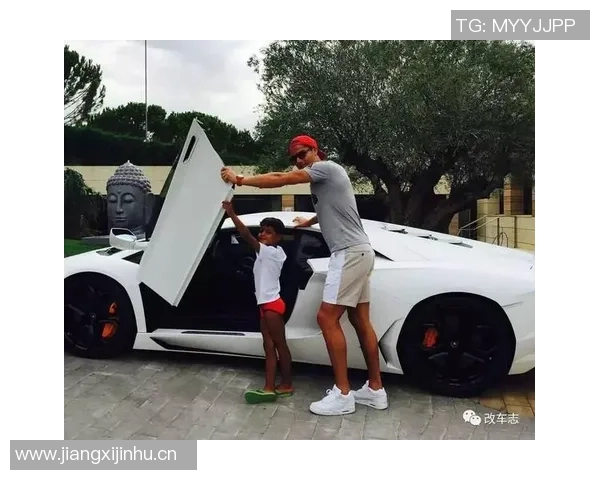 足球巨星的光环与荣耀背后的身份故事与人生旅程